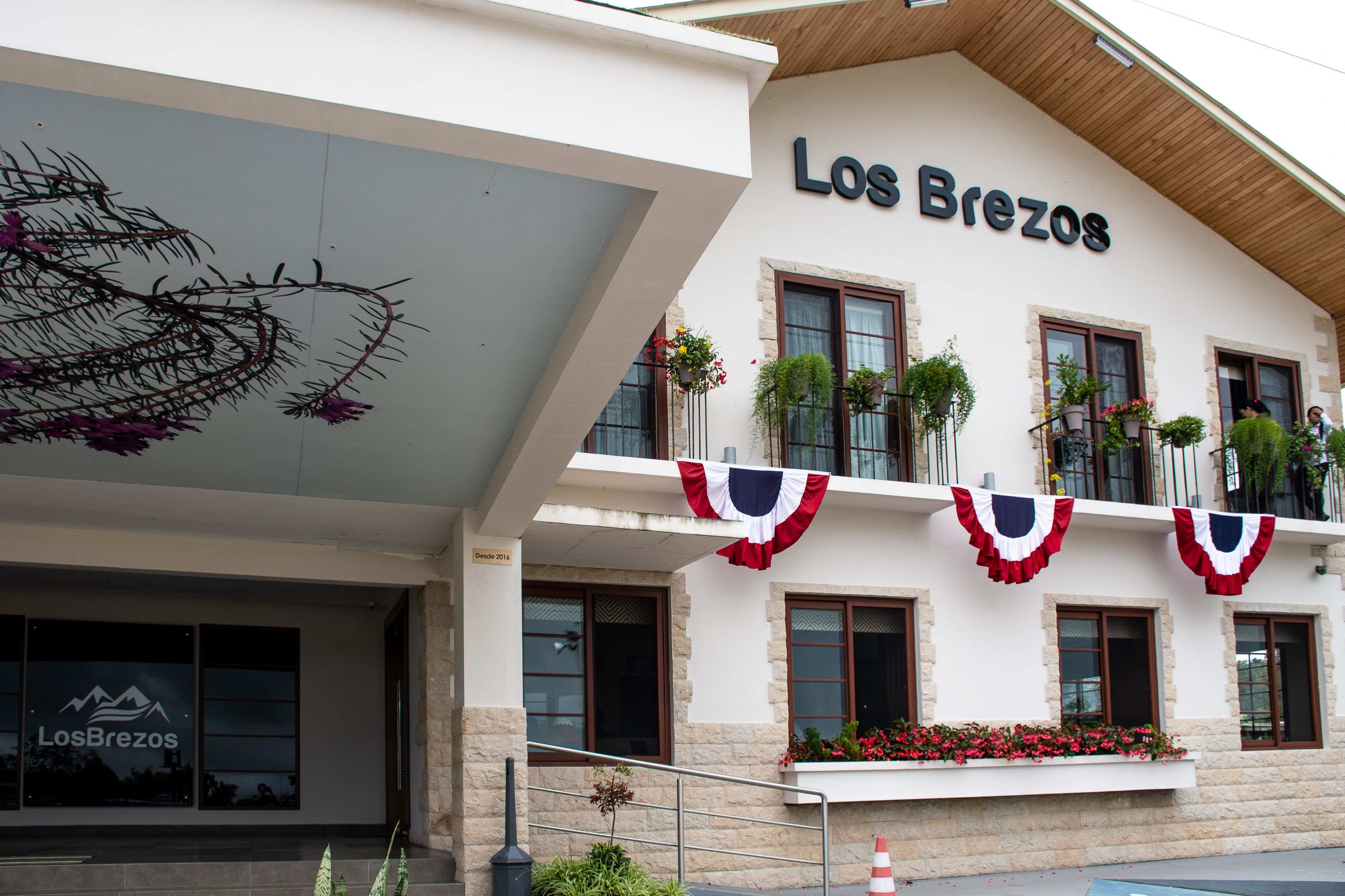 Hotel Los Brezos met een moderne gevel, meerdere balkons met plantenbakken en een duidelijke entree.
