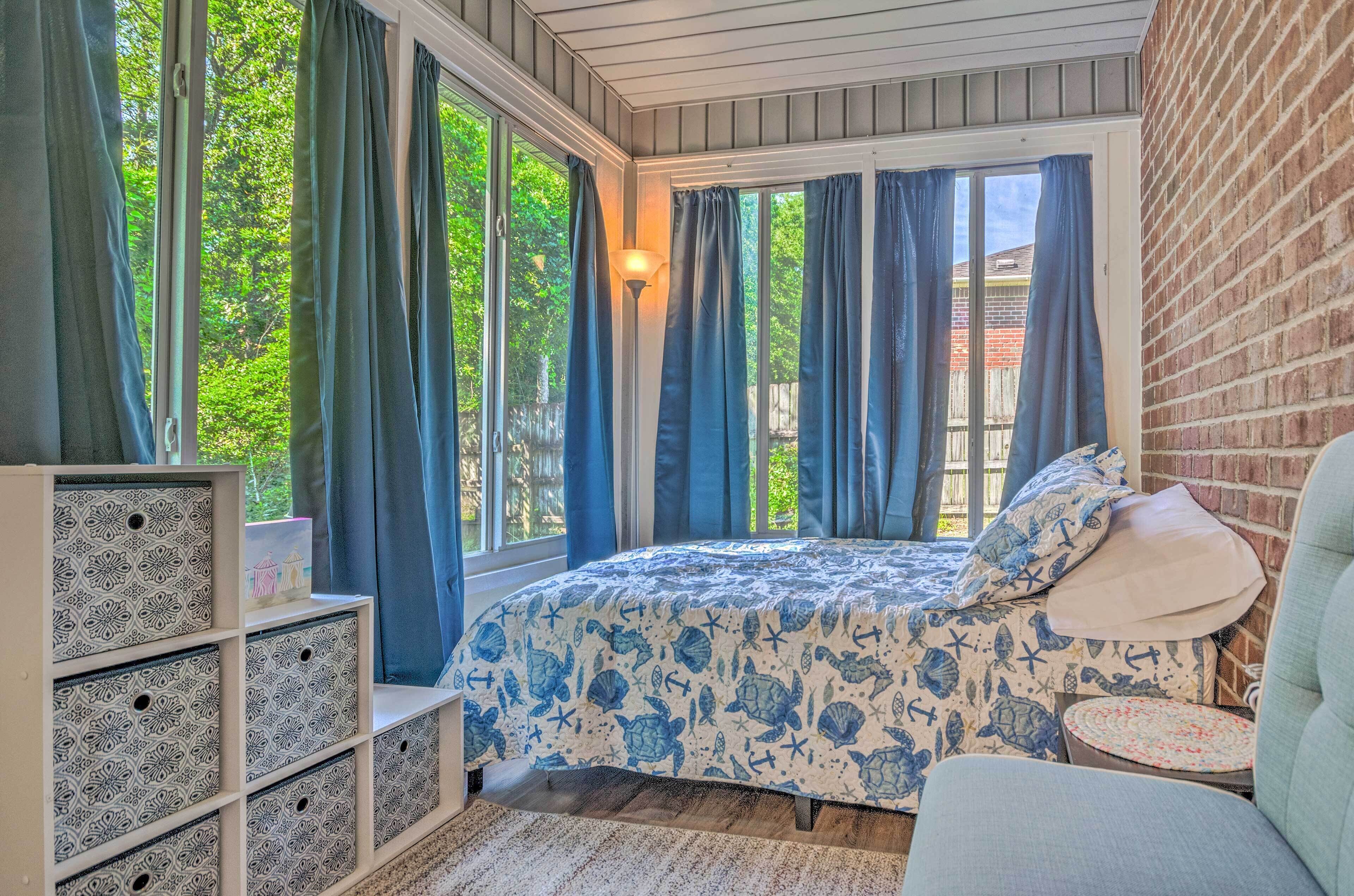 3 bedrooms, iron/ironing board, internet, bed sheets