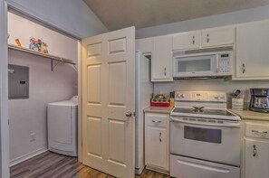 Kühlschrank, Mikrowelle, Herdplatte, Geschirrspüler