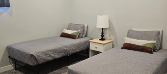Gorgeous Modern 1500 sq ft 3 bedroom/2 bath Downtown Apartment