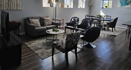 Gorgeous Modern 1500 sq ft 3 bedroom/2 bath Downtown Apartment