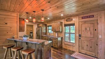 Kylskåp, mikrovågsugn, spishäll och diskmaskin