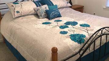 3 habitaciones, escritorio y tabla de planchar con plancha