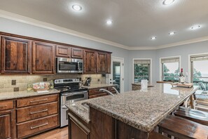 Fridge, microwave, oven, stovetop - ON Mt Nebo State Park Luxury Mountain Retreat with Above the-clouds sunrise view (Dardanelle)