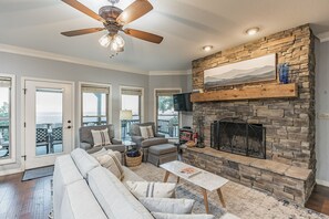 TV connectée, cheminée, jeux vidéo, lecteur de DVD