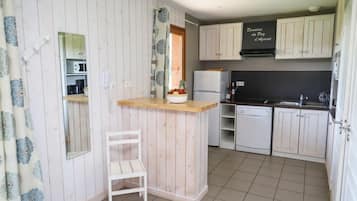 Kylskåp, mikrovågsugn, spishäll och diskmaskin