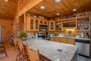 JÀÀkaappi, mikroaaltouuni, uuni, liesi