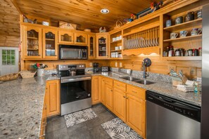Coffee/tea maker, fridge, microwave, oven - Mountain Views, Hot Tub, Fire Pit, Game Room & River Access (Sugar Grove)