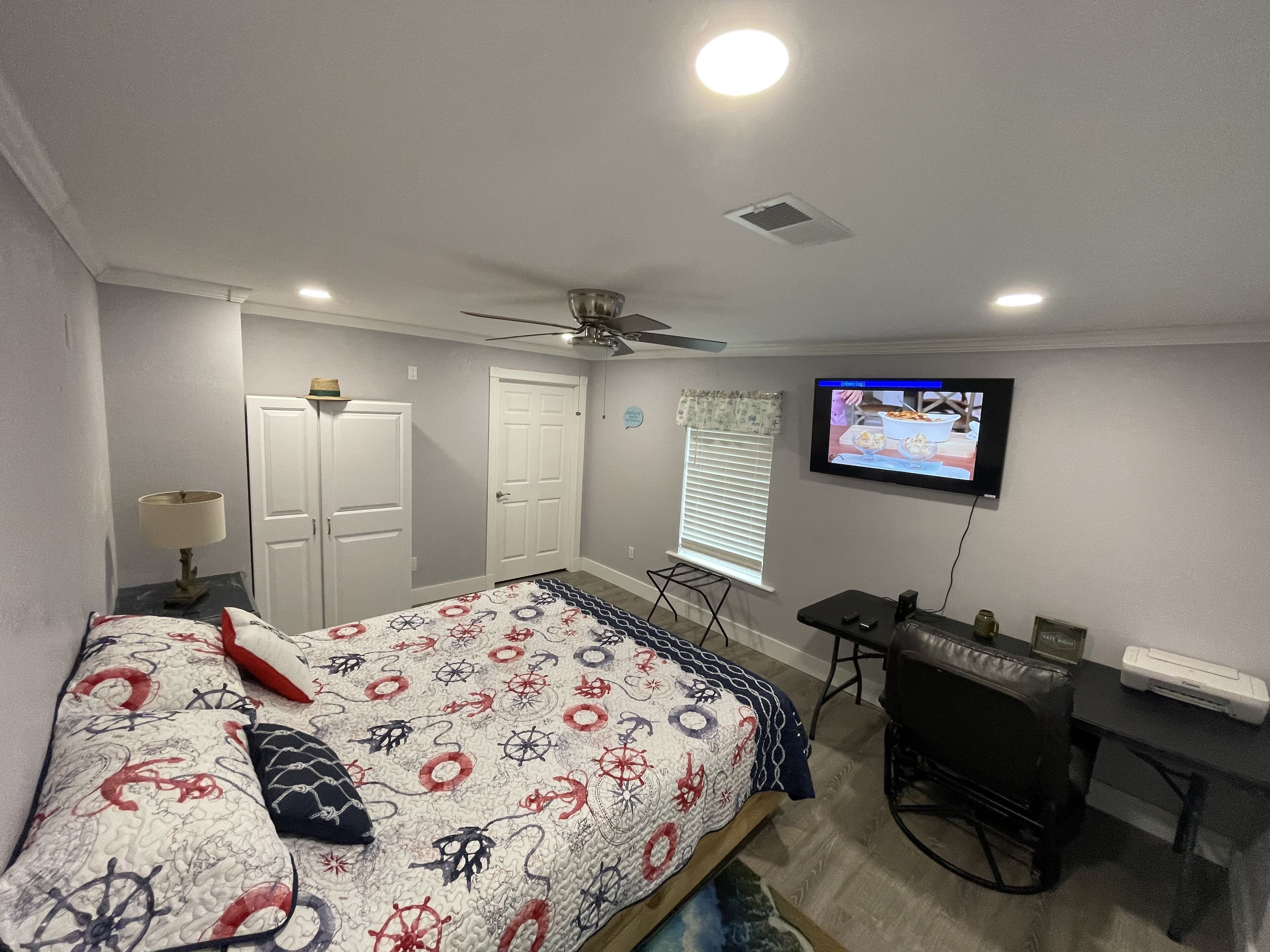 6 bedrooms, desk, iron/ironing board, travel cot