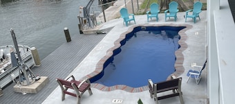 Captains Quarter/ canal front, private pool, dock for two boats.