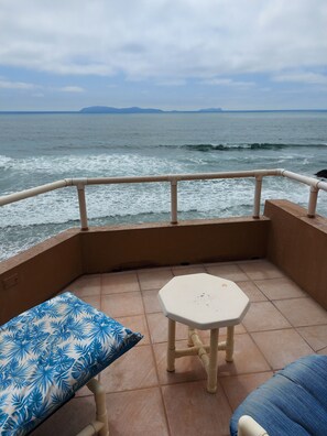 Terrace/patio - EXCELLENT UNOBSTRUCTED OCEAN VIEWS AND BEACH ACCESS!! (San Antonio del Mar)