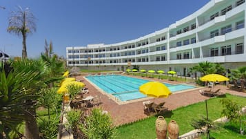 Piscina externa, funciona das 9h30 às 19h, guarda-sóis, espreguiçadeiras