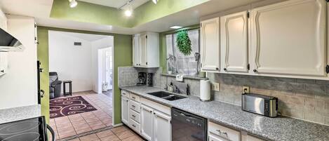 Réfrigérateur, micro-ondes, plaque de cuisson, lave-vaisselle