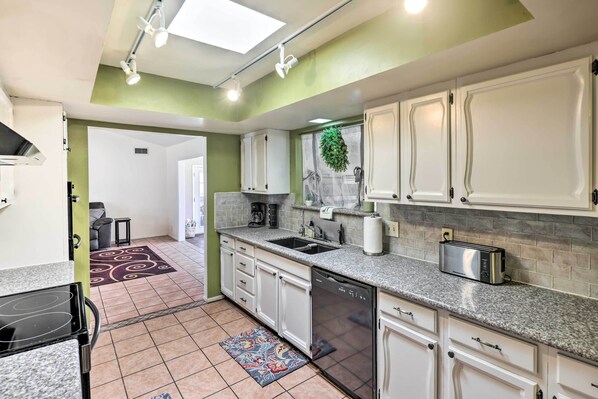 Jääkaappi, mikroaaltouuni, liesi, astianpesukone