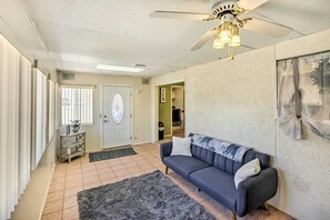 Televisio, DVD-soitin, pöytätennispöytä