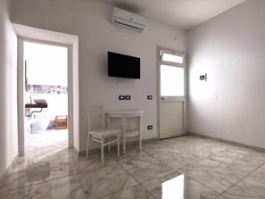 Een douche, een bidet, zeep, toiletpapier