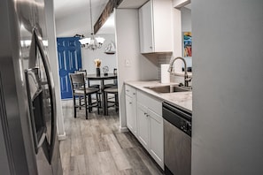 Frigorifero, microonde, forno, piano cottura