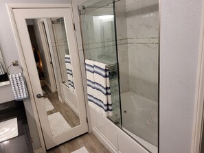 Combined shower/bathtub, jetted bath, hair dryer, towels - Los Angeles, CA. Pasadena Prime location blocks from Old Town and Colorado Ave (Pasadena)