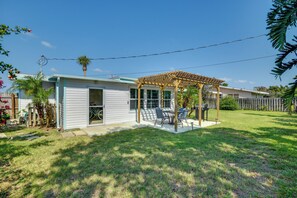 Outdoor dining - Charming Port Orange Home - Walk to Beach! (Port Orange)