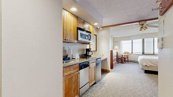 Micro-ondes, plaque de cuisson, cafetiĂšre/bouilloire