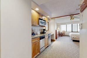 Microwave, stovetop, coffee/tea maker, cookware/dishes/utensils - Efficient Mountain Escape W/ Murphy Bed, Shared Pool, Slope Access & Kitchenette (Crested Butte)