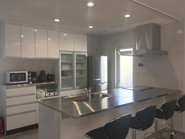 Frigorifero, microonde, piano cottura, pentole/stoviglie/utensili