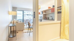 Un appartement moderne comprenant un espace de vie, un coin repas et une cuisine.