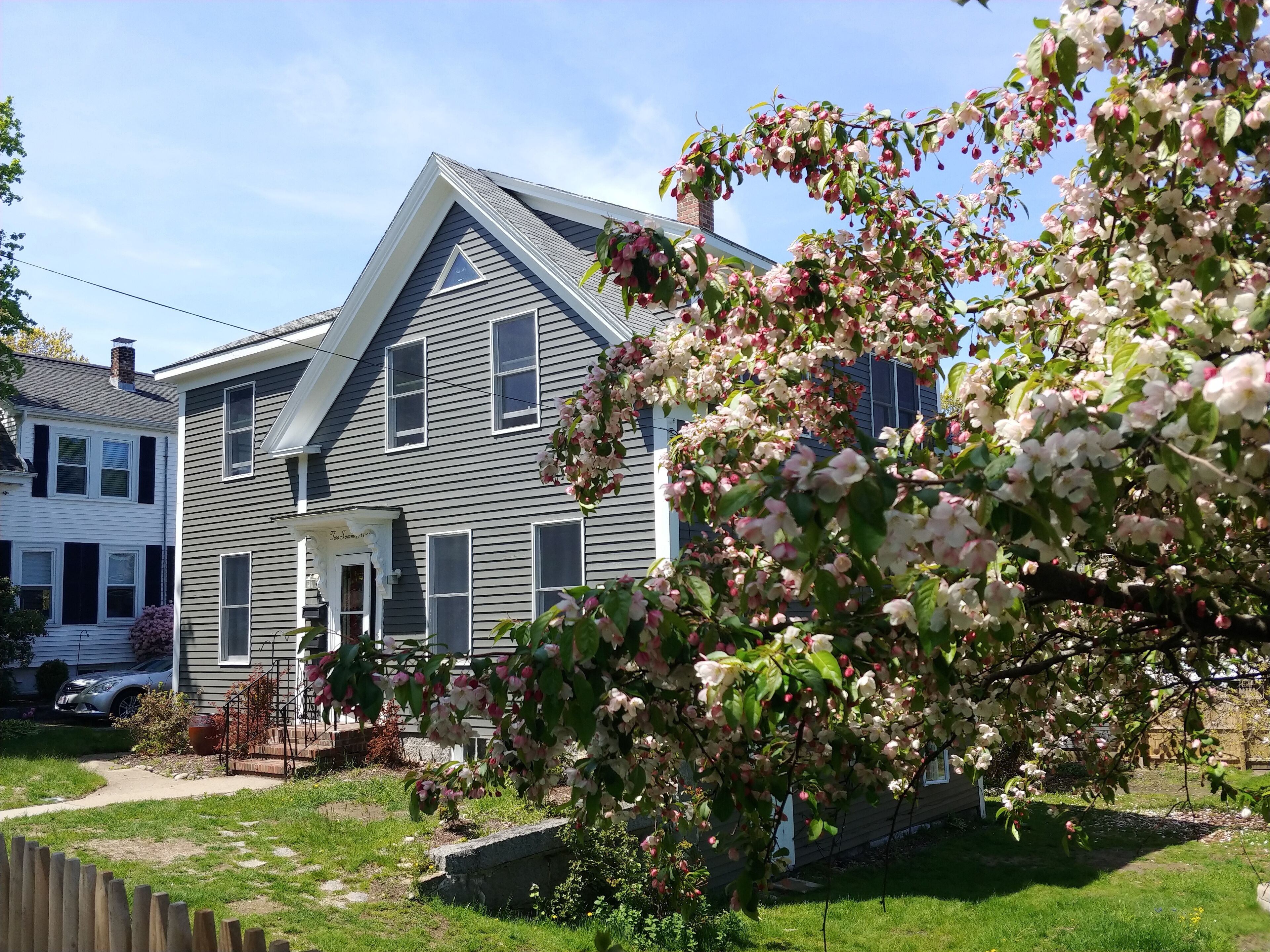 Bright and airy home in Rockport, walk to beach