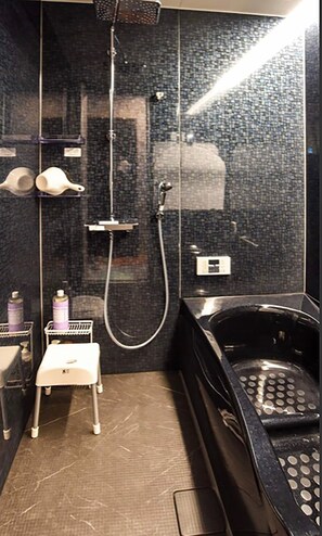 Kostenlose Toilettenartikel, Haartrockner, Handtücher