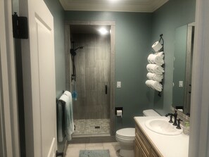 Ensemble douche/baignoire, sèche-cheveux, serviettes fournies, savon