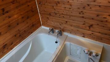 Articles de toilette gratuits, sèche-cheveux, serviettes fournies