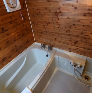 Kostenlose Toilettenartikel, Haartrockner, Handtücher