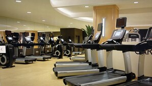 Ett gym med löpband, motionscyklar och crosstrainers.