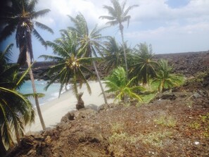 Beach nearby, sun loungers, beach towels
