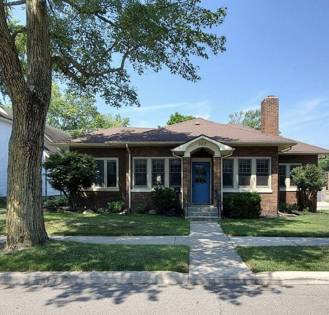 Cozy Craftsman home located downtown Culver