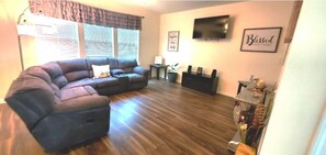 TV, DVD player, books - Spacious Family Home (Goose Creek)