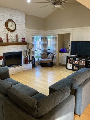 Smart TV, fireplace, video games, DVD player - Private Austin Oasis, sleeps 10+, 4 Rooms, Game, Campfire, Playscape, Pool, Tent (Austin)