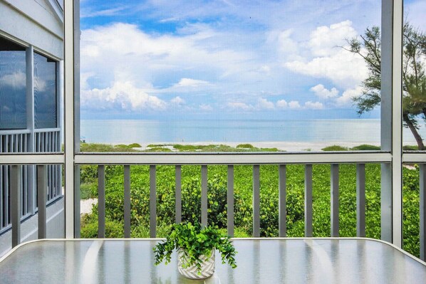 Un balcon avec vue sur l’océan et la plage.