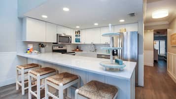 Geladeira, micro-ondas, fogão, cooktop