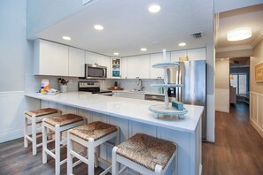 Een koelkast, een microgolfoven, een oven, een kookplaat