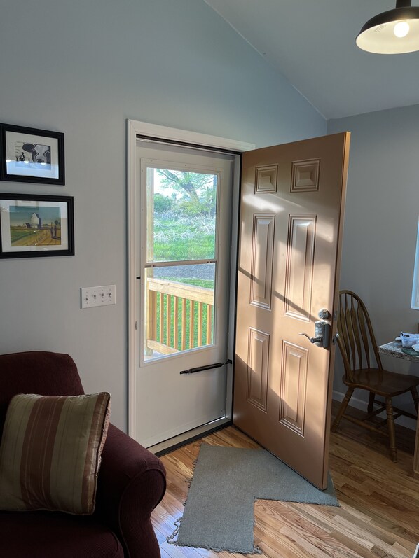Smart TV - Cozy and comfortable1BR cabin on the Blue Ridge Parkway in Floyd VA. (Floyd)