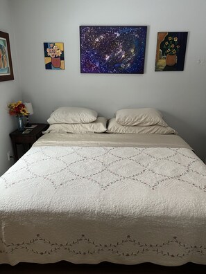 1 bedroom, free WiFi, bed sheets - Sleepy Bear #1. One Bedroom Cabin on the Blue Ridge Parkway in Floyd VA (Floyd)