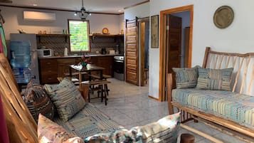 Smart-TV, DVD-Player, Bücher, Videothek