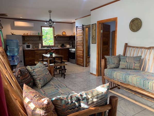 Smart-TV, DVD-Player, Bücher, Videothek