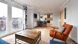 Un apartamento moderno con balcón, comedor y cocina.