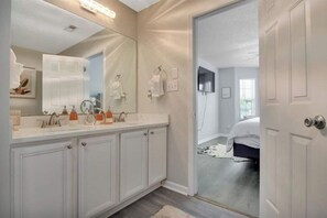 Combined shower/bathtub - Nice cozy townhouse minutes from airport (College Park)