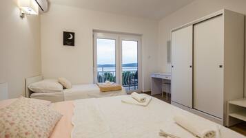 2 bedrooms, iron/ironing board, WiFi