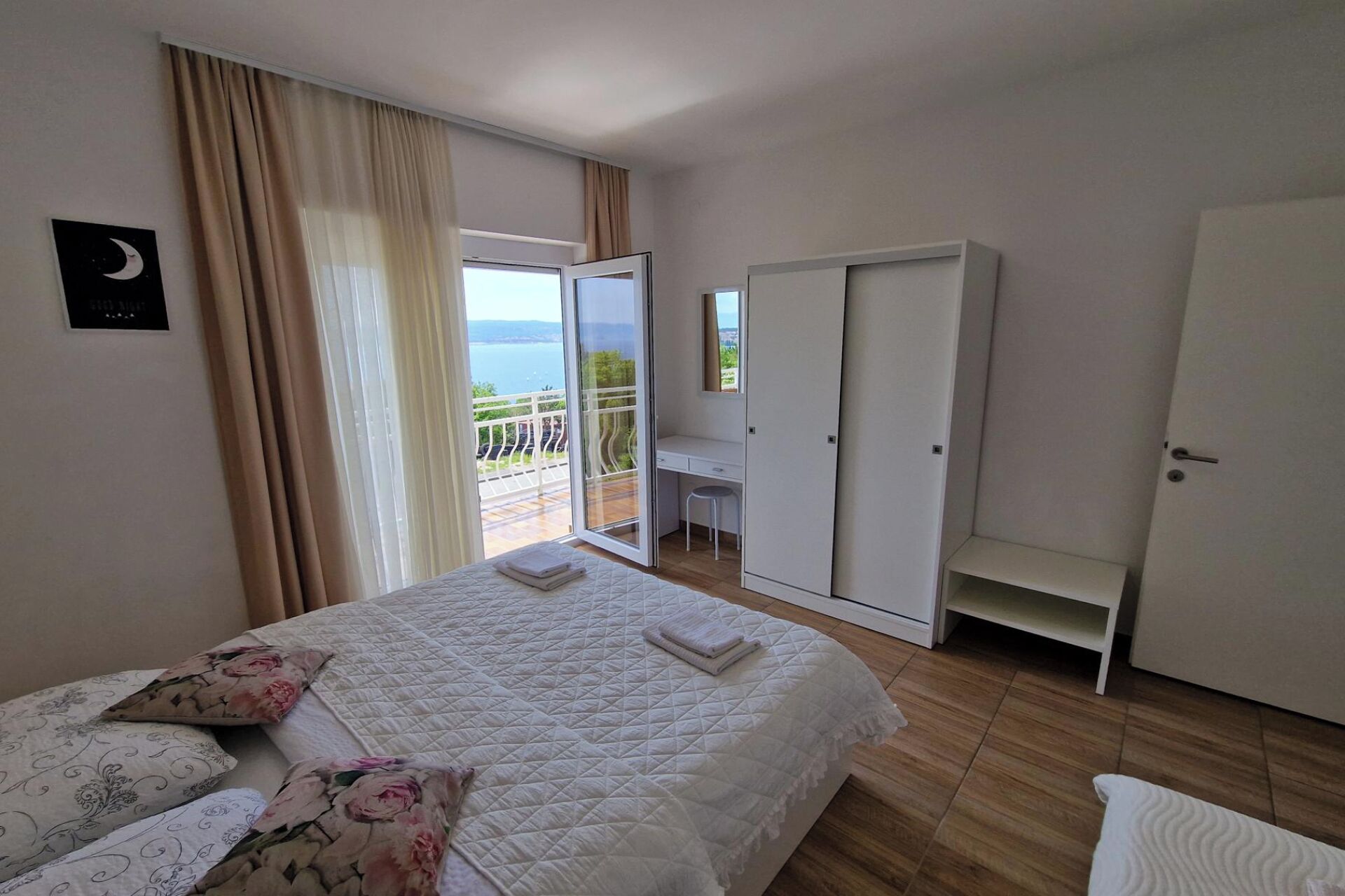 2 bedrooms, iron/ironing board, WiFi