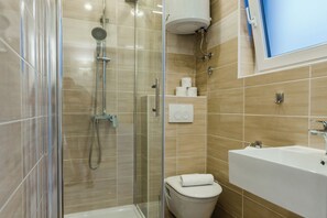 Douche, sèche-cheveux, serviettes fournies