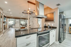 Réfrigérateur, micro-ondes, plaque de cuisson, lave-vaisselle